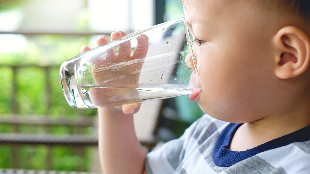https://www.aap.org/contentassets/a176e0f3a3d747e481d2094bcb850515/close-up-of-child-drinking-a-glass-of-water.jpg